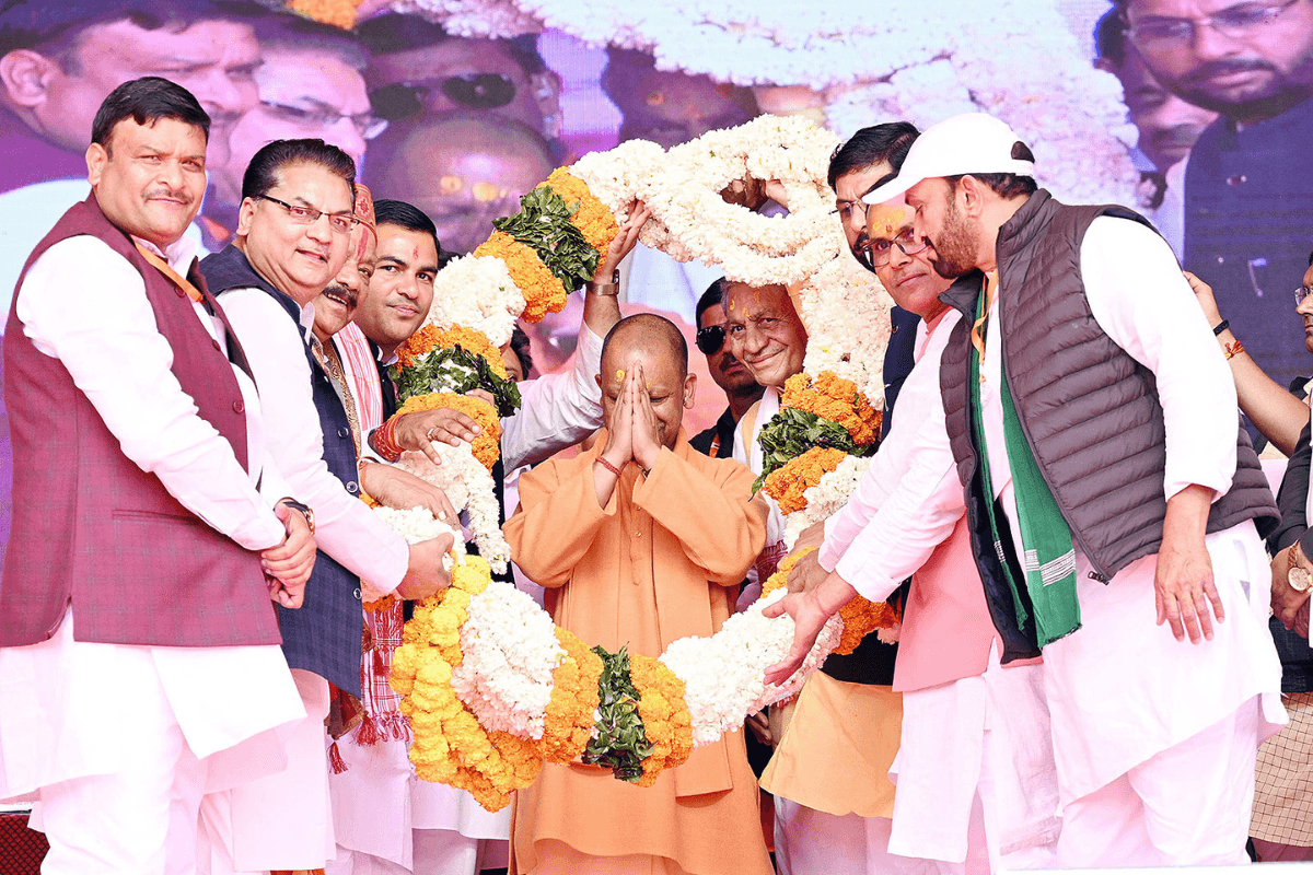 बरसाना में रंगोत्सव का आगाज, सीएम योगी ने खेली होली, भक्तों पर बरसे फूल