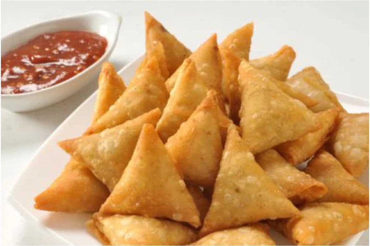 Mini Samosa Recipe: होली पर बनाएं क्रिस्पी मिनी समोसे, देखते ही मुंह में आएगा पानी
