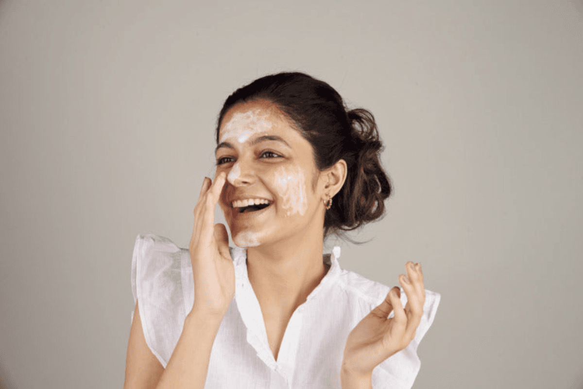 White Cast In Sunscreen: सनस्क्रीन में वाइट कास्ट, क्या यह आपकी स्किन के लिए नुकसानदायक है?