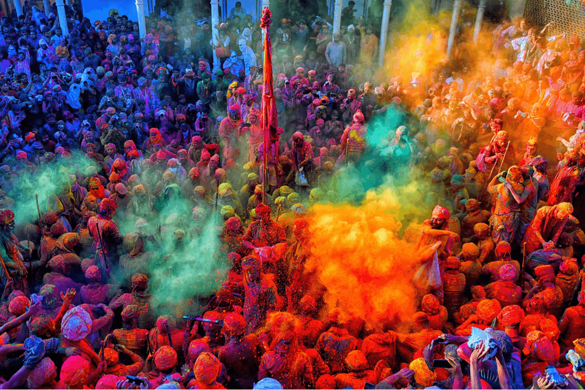 Holi Puja: होली के दिन किस भगवान को कौन से गुलाल लगाएं, देखें पूरी लिस्ट यहां