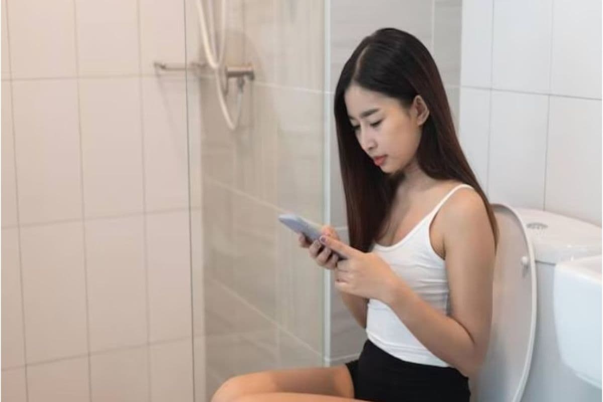 Using Phone in Bathroom: अगर आप भी बाथरूम में करते हैं फोन का इस्तेमाल, तो बढ़ सकती है आपकी मुश्किलें