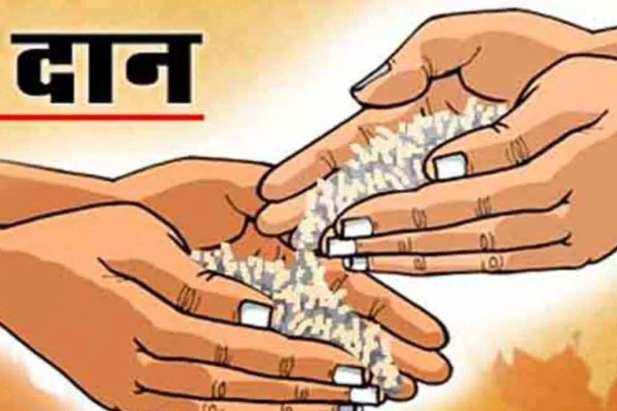 Vastu Tips: कभी न दें ये चीजें किसी के हाथ में, वरना आप हो जायेंगे कंगाल