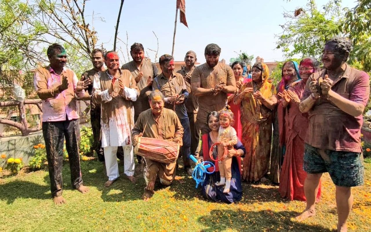 बिहार में नेताओं पर चढ़ा होली का खुमार, डिप्टी सीएम ने बजाई ढोलक, तेज प्रताप के खेली 'कुर्ताफाड़' होली