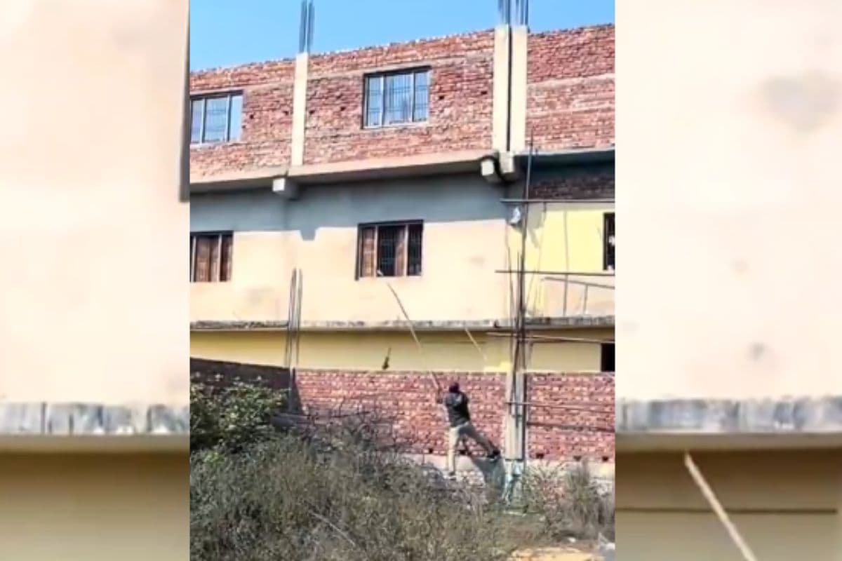 Viral Video: बेटे को बोर्ड एग्जाम में चीट कराने का पिता ने निकाला गजब का जुगाड़, वायरल हो रहा वीडियो