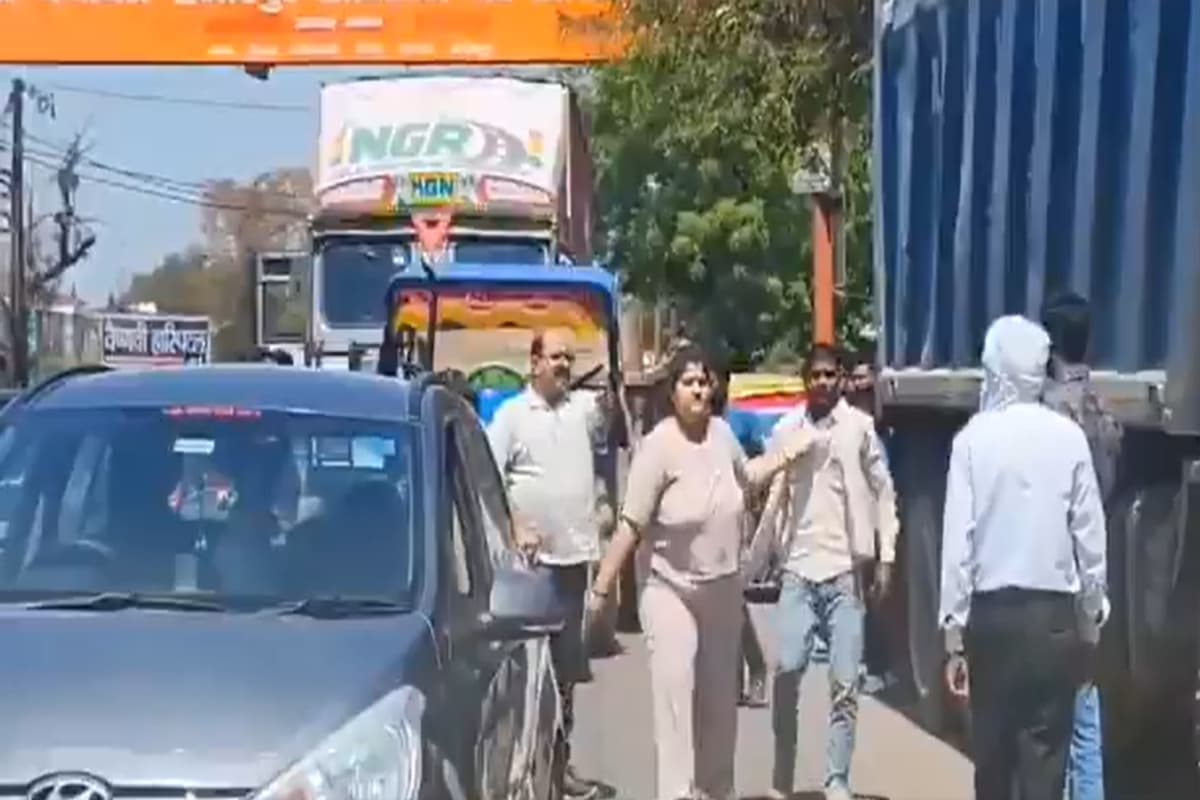 Viral Video: बीच सड़क महिला और ट्रक ड्राइवर में हो गया रोड रेज, वायरल हो रहा वीडियो, कमेंट्स पढ़कर घूम जाएगा सिर