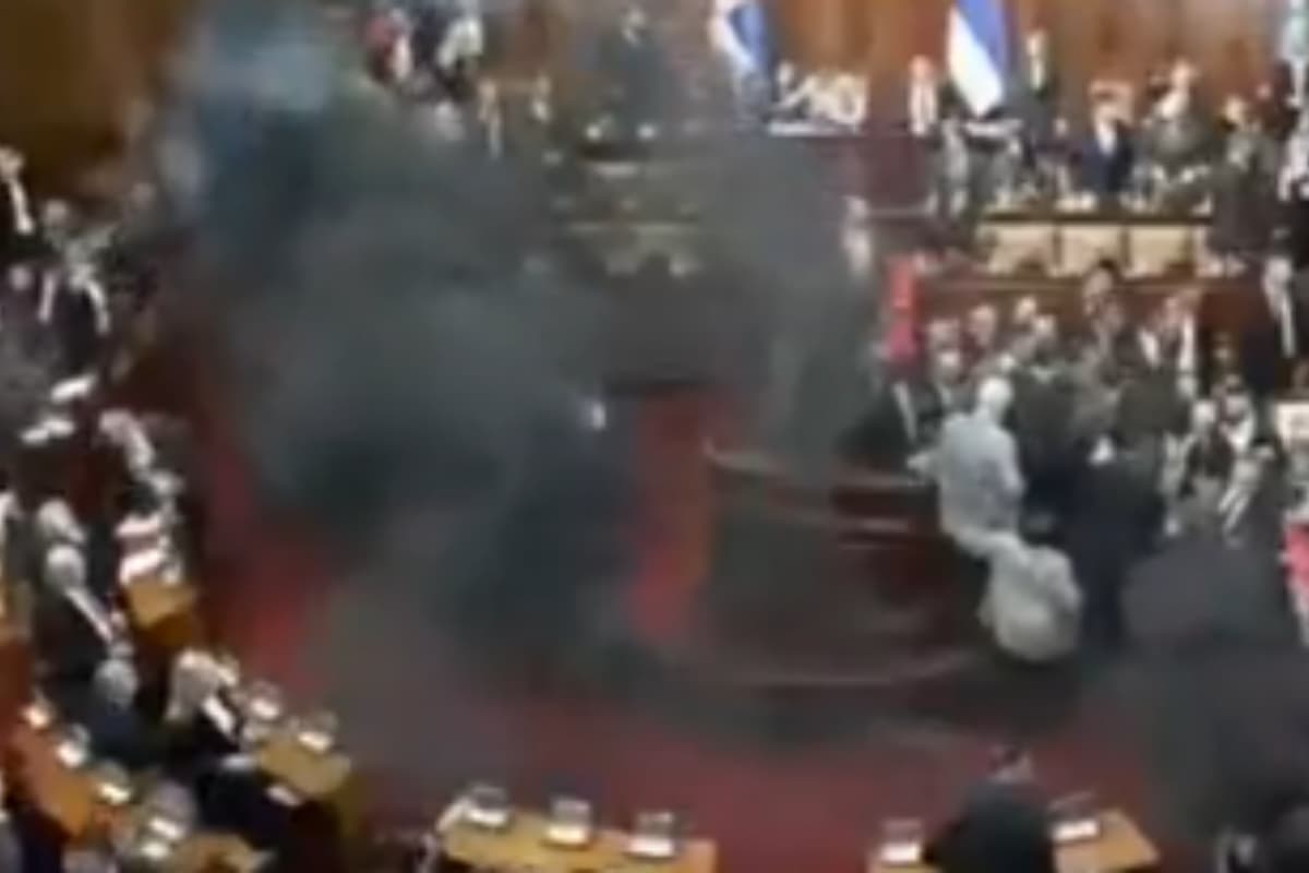 संसद में भारी बमबाजी, धुआं-धुआं हुआ सदन! आप भी देखें Video