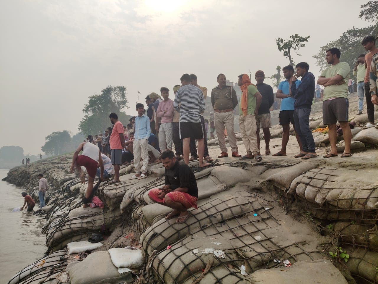 बिहार के मुंगेर में नहाने गए दो युवक गंगा में डूबे, मामा के घर आया था सत्यम, खोज रहे गोताखोर