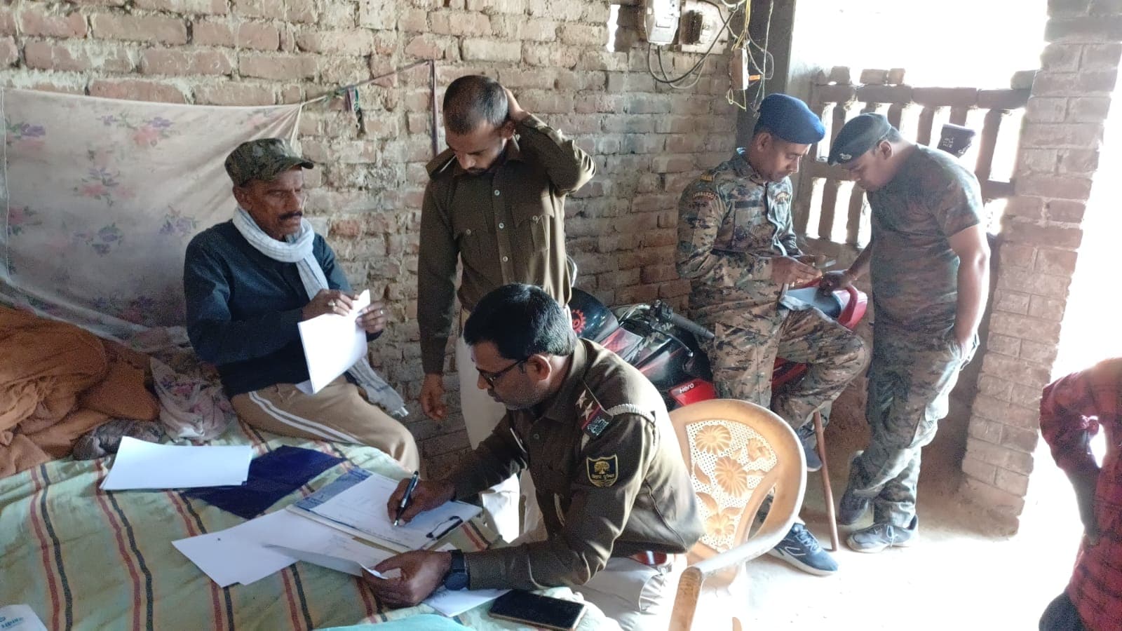 बिहार के खगड़िया में युवक ने की आत्महत्या, घर में फंदे से लटकता देख ग्रामीणों ने पुलिस को बुलाया