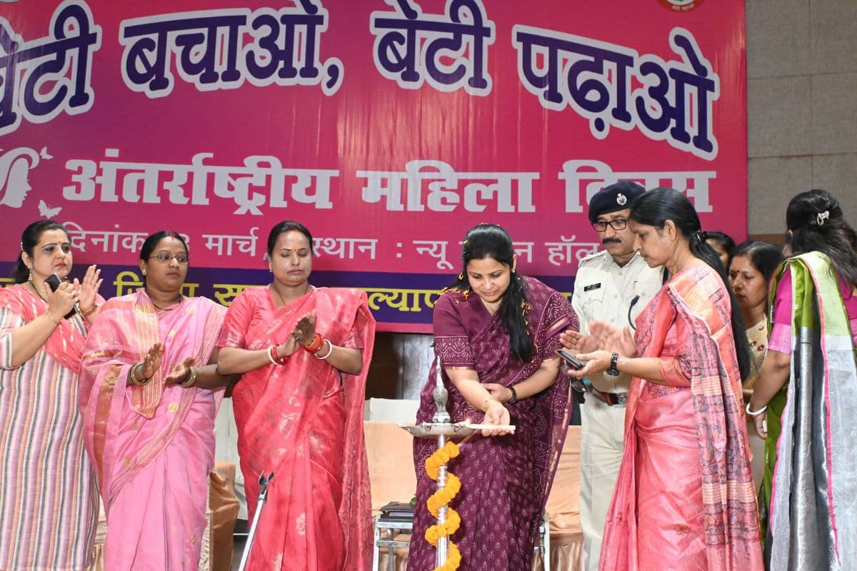 Women's Day 2025: अंतरराष्ट्रीय महिला दिवस पर बोलीं उपायुक्त माधवी मिश्रा, आत्मनिर्भर बनाने के लिए बेटियों के हौसले को दें उड़ान