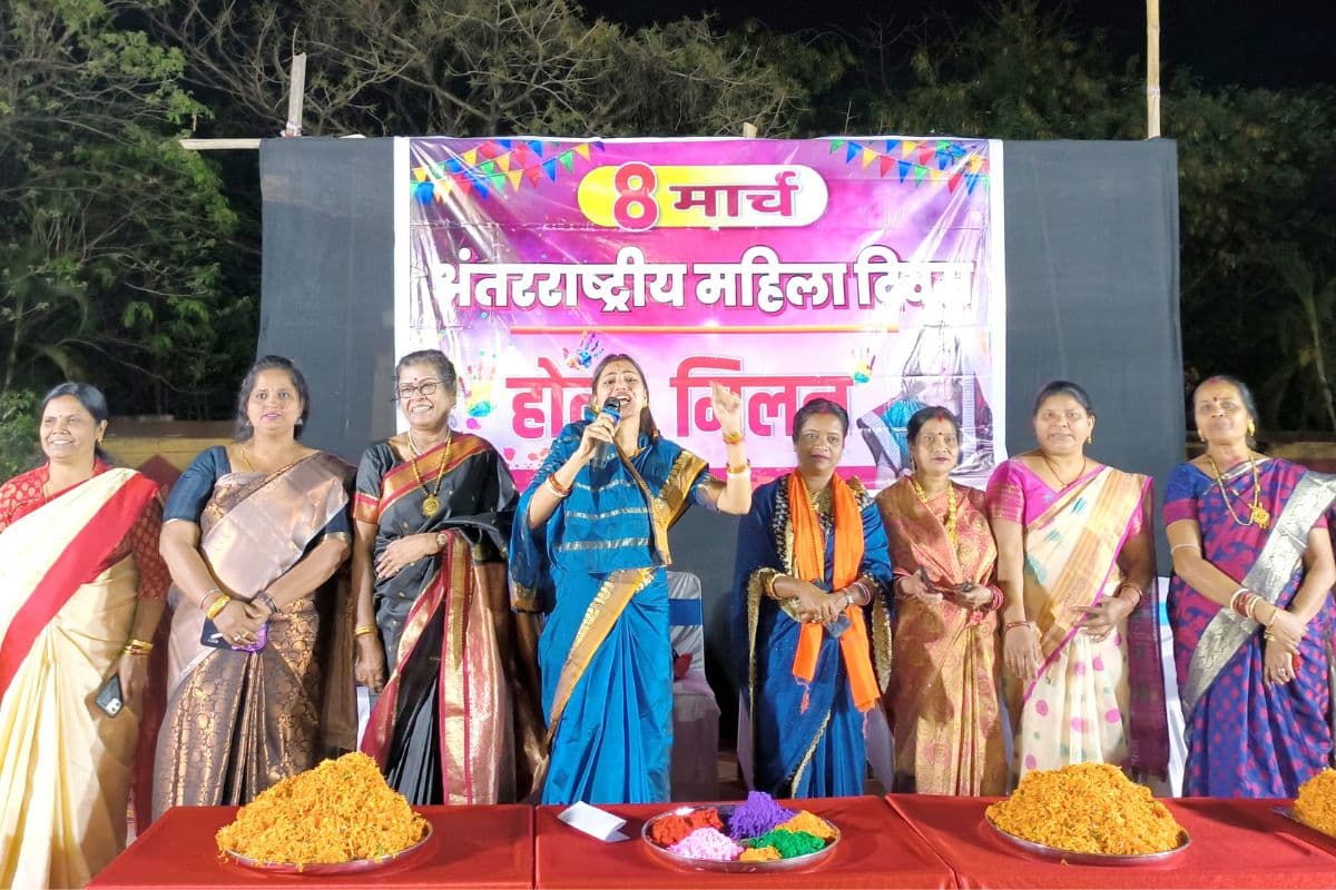 Video: जमशेदपुर में महिला दिवस पर होली मिलन समारोह, होली के गीतों पर महिलाओं के साथ जमकर थिरकीं विधायक पूर्णिमा साहू