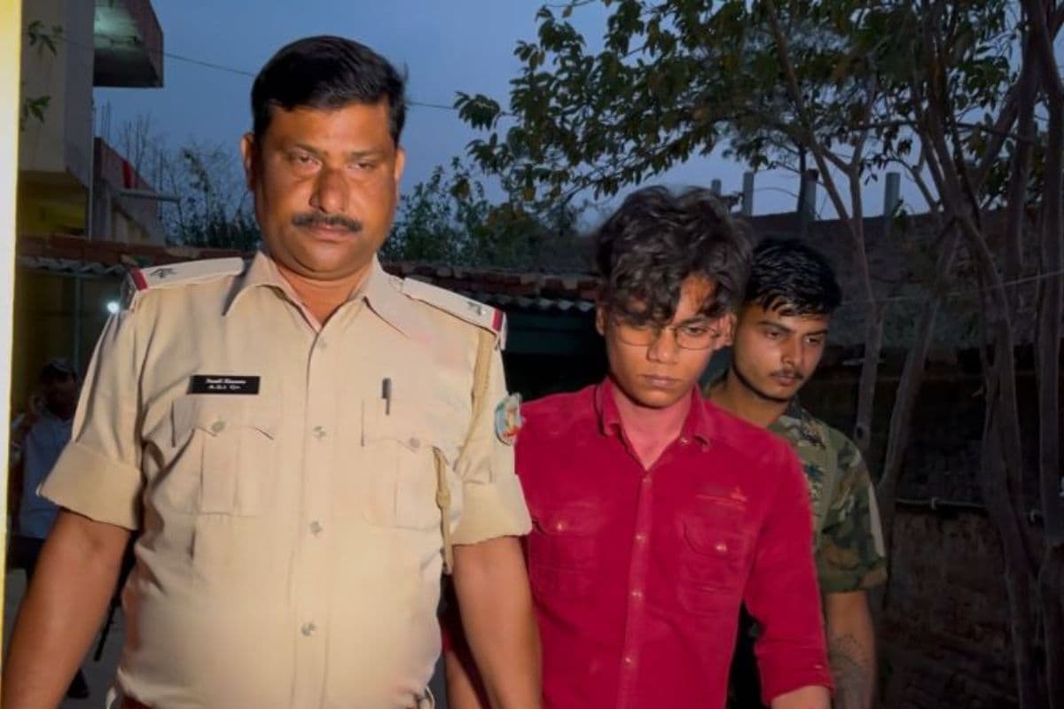 accused husband with chatra police