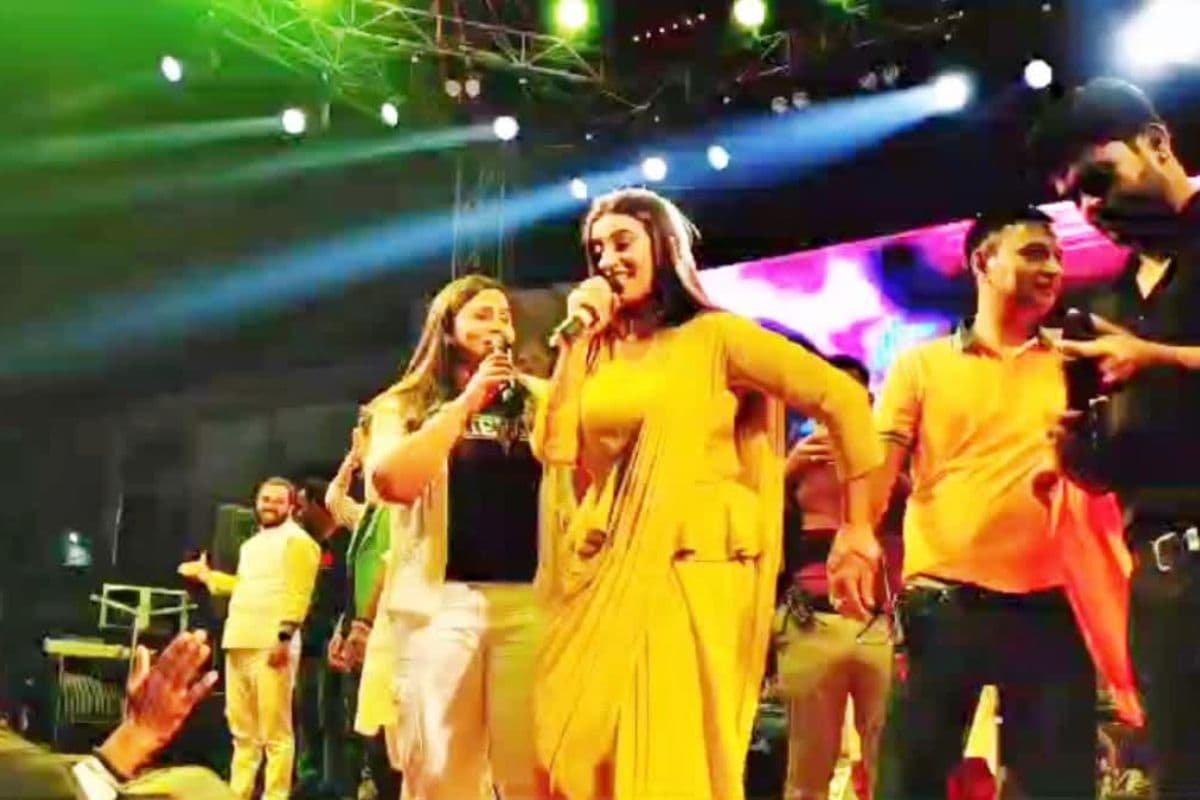 अक्षरा सिंह के शो में बवाल, पुलिस ने बेकाबू भीड़ पर भांजी लाठियां, अफरातफरी में टूटी कुर्सियां!