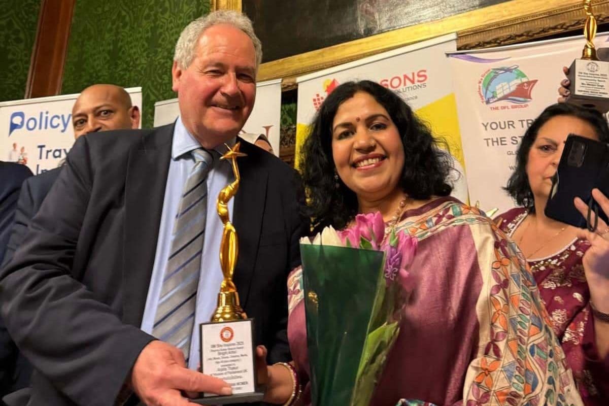 arpita thakur success story| Success Story: Arpita Thakur of Bihar has received the IIW Bright Artist Award in the British Parliament