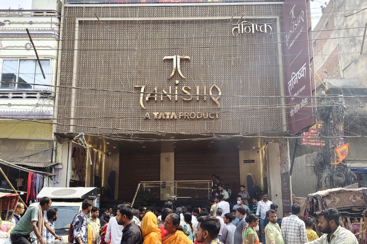 बिहार के आरा में तनिष्क ज्वेलरी शोरूम में दिनदहाड़े भीषण डकैती, अपराधियों ने गार्ड से हथियार भी छीना