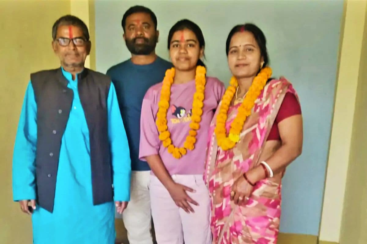Bihar 12th Topper: कोचिंग के लिए पैसा नहीं जुटा पाए किसान पिता, सेल्फ स्टडी के दम पर टॉप की अंशु बनेगी IPS