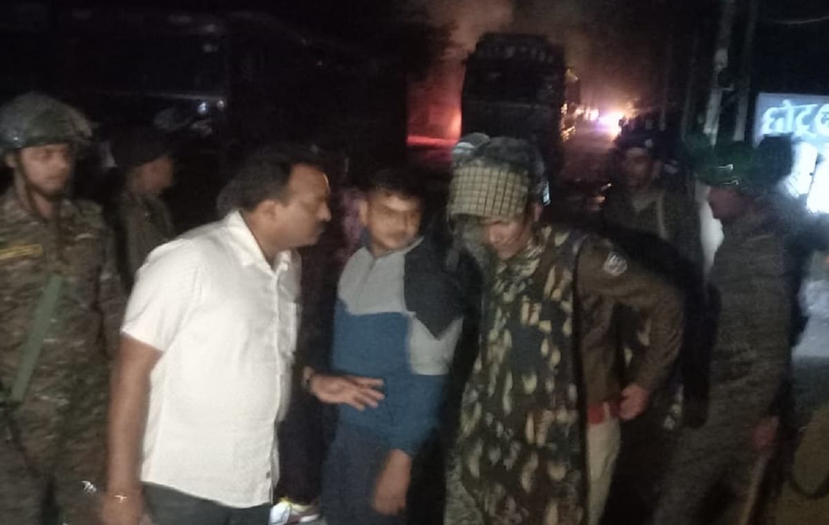 Road Accident: जमुई में देर रात ट्रक ने युवक को कुचला, भीड़ ने दो ट्रकों को फूंका