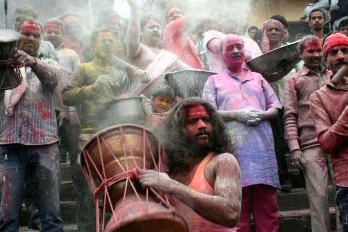 बिहार की अनोखी होली: कहीं भस्म से खेलते हैं रंग, तो कहीं फूलों की होती है वर्षा