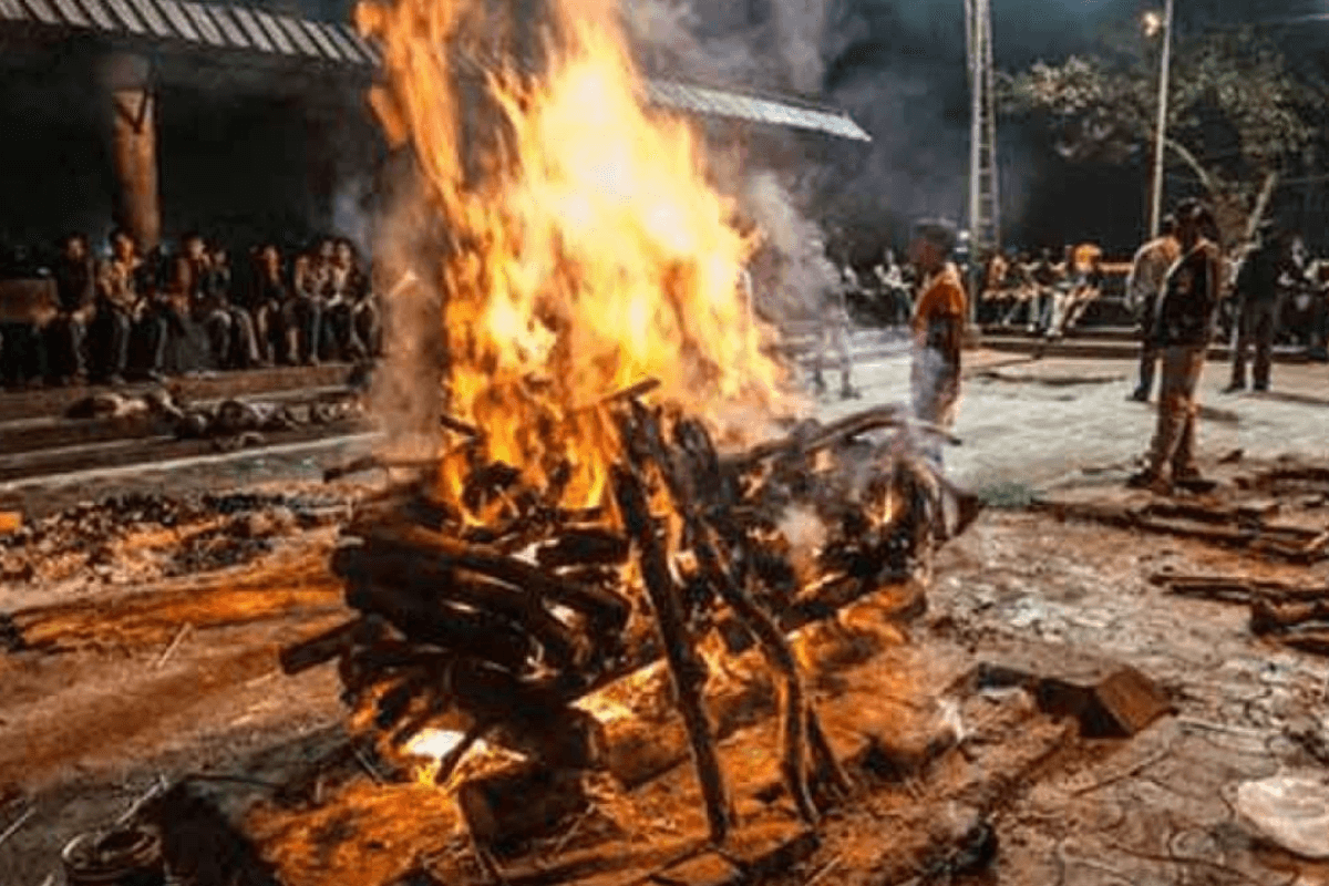 वाह रे सच्चा प्यार! एक ही चिता पर जले पति-पत्नी, जीवन भर दिया साथ मरने के बाद भी नहीं छोड़ा हाथ 