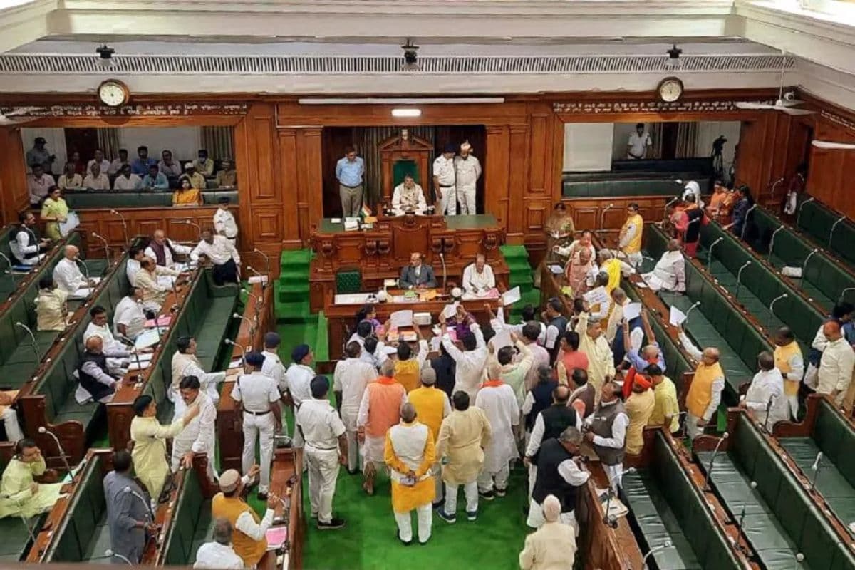 बिहार विधानसभा में हंगामा: ‘खून की होली खेली गई’ के गूंजे नारे, हंगामे के बीच सीएम नीतीश निकले सदन से बाहर