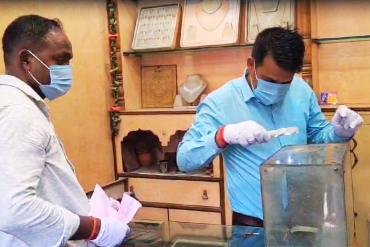 Video: बोकारो में ज्वेलरी शॉप की दीवार काटकर लाखों के जेवरात की चोरी