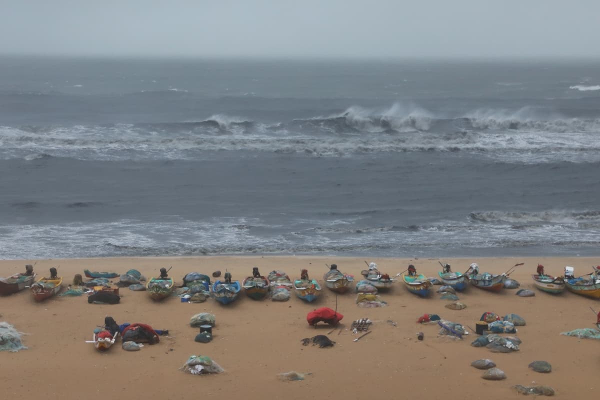 Cyclone Alert: साइक्लोन अल्फ्रेड मचा सकता है तबाही, 155 KM/H की रफ्तार से चलेगी हवा, स्कूल-ऑफिस बंद