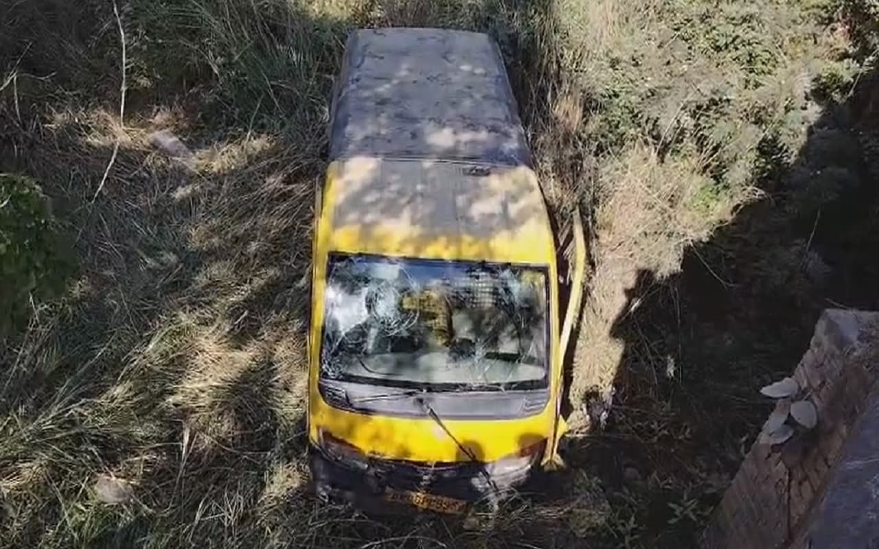 बिहार के सिवान में पिकअप से टकराकर खाई में पलटी स्कूल की वैन, ग्रामीणों ने बच्चों को बचाया, 4 जख्मी