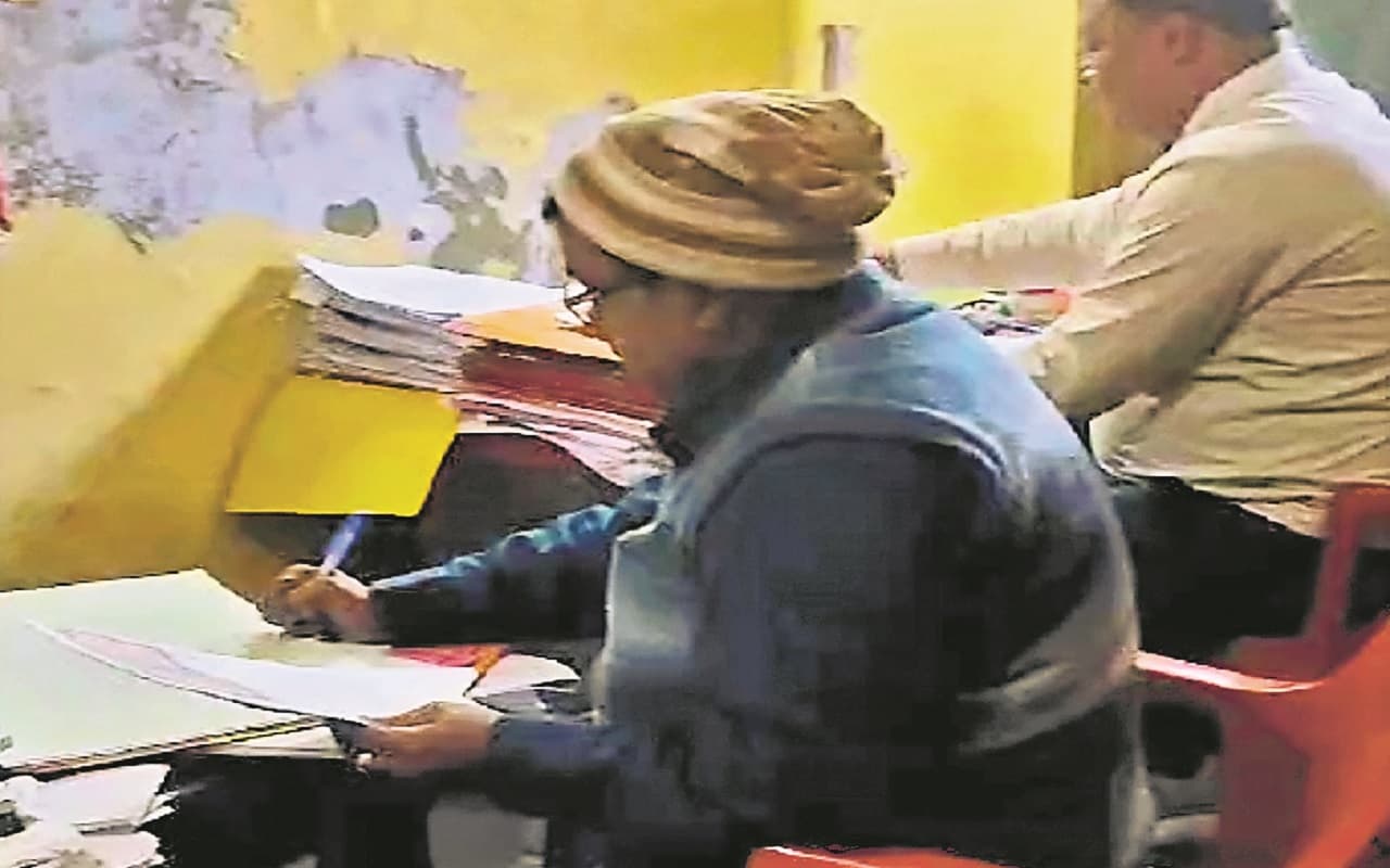 बिहार में किराये के मकान में खोल दिया सरकारी ऑफिस, डीएम ने छापेमारी करवायी तो बड़ा बाबू का खेल धराया