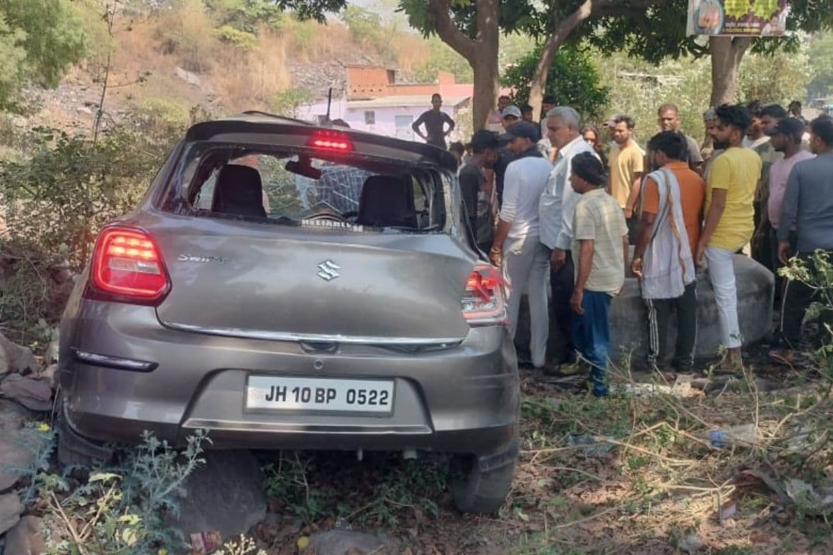 Dhanbad Road Accident: धनबाद में तेज रफ्तार कार ने बाइक सवार को रौंदा, 1 की मौत, 2 घायल, देखें Video