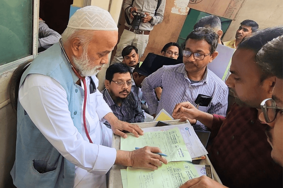 Good Story: मरीजों के बीच मसीहा बनने की प्रेरक कहानी, मां की इच्छा पर 10 रुपये की फीस लेकर Dr Ejaz Ali कर रहे हैं इलाज..