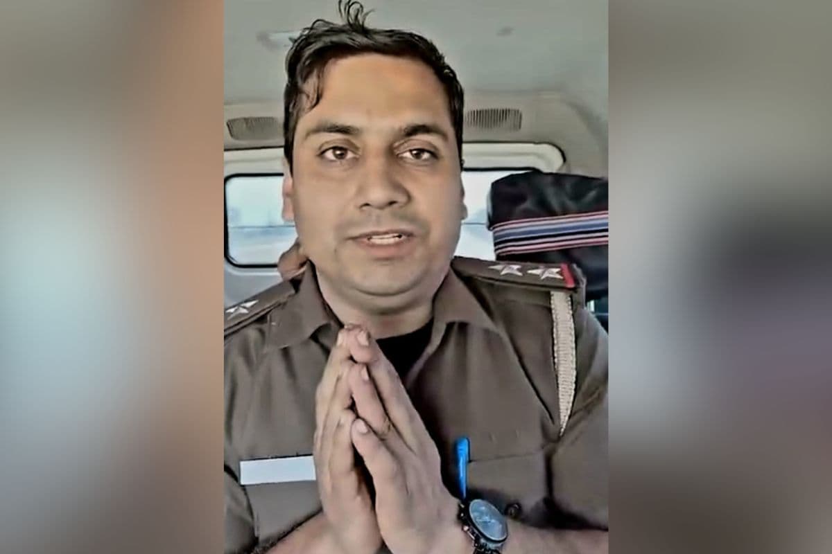 Video: पुलिस की वर्दी में कर रहा था शराब तस्करी, पकड़े जाने पर देखिए कैसे गिड़गिड़ा रहा फर्जी दारोगा