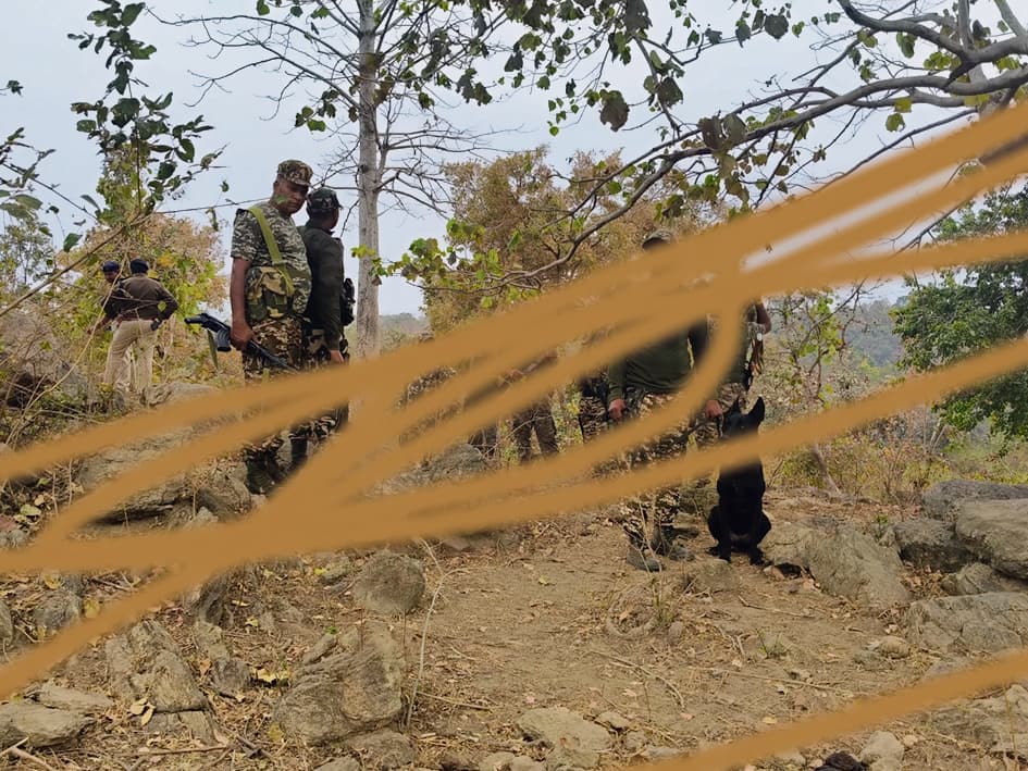 Gaya News : छकरबंधा में 15 किलो का केन बम मिला