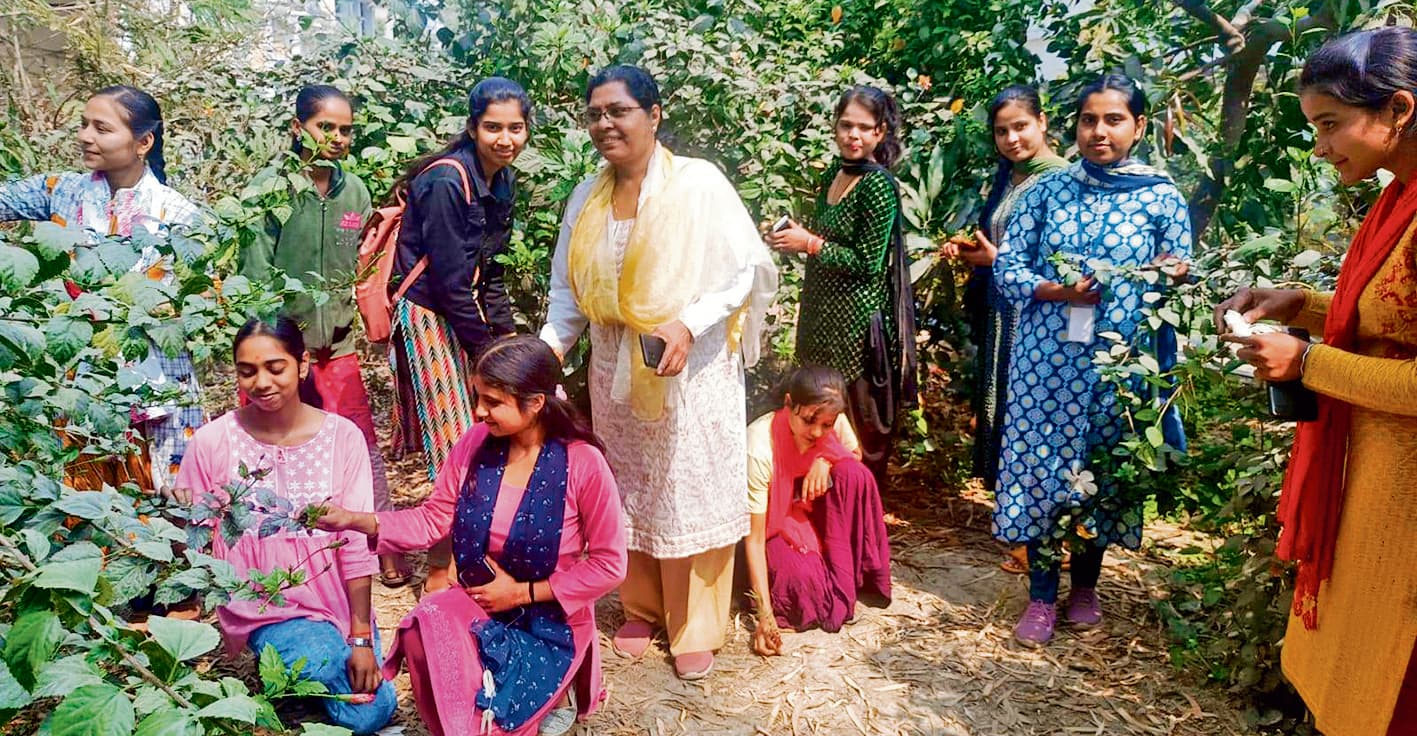 saran news. विज्ञान दिवस पर औषधीय पौधों की उपयोगिता से अवगत हुईं छात्राएं