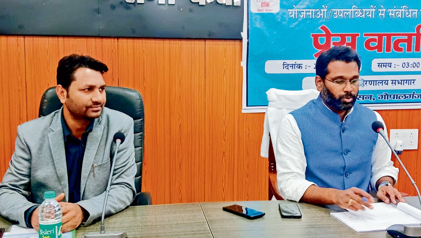 Gopalganj News  : मैट्रिक-इंटरमीडिएट बोर्ड परीक्षा में लापरवाह सात केंद्राधीक्षक व चार पदाधिकारियों पर गिरी गाज, दो वीक्षकों पर भी की गयी कार्रवाई