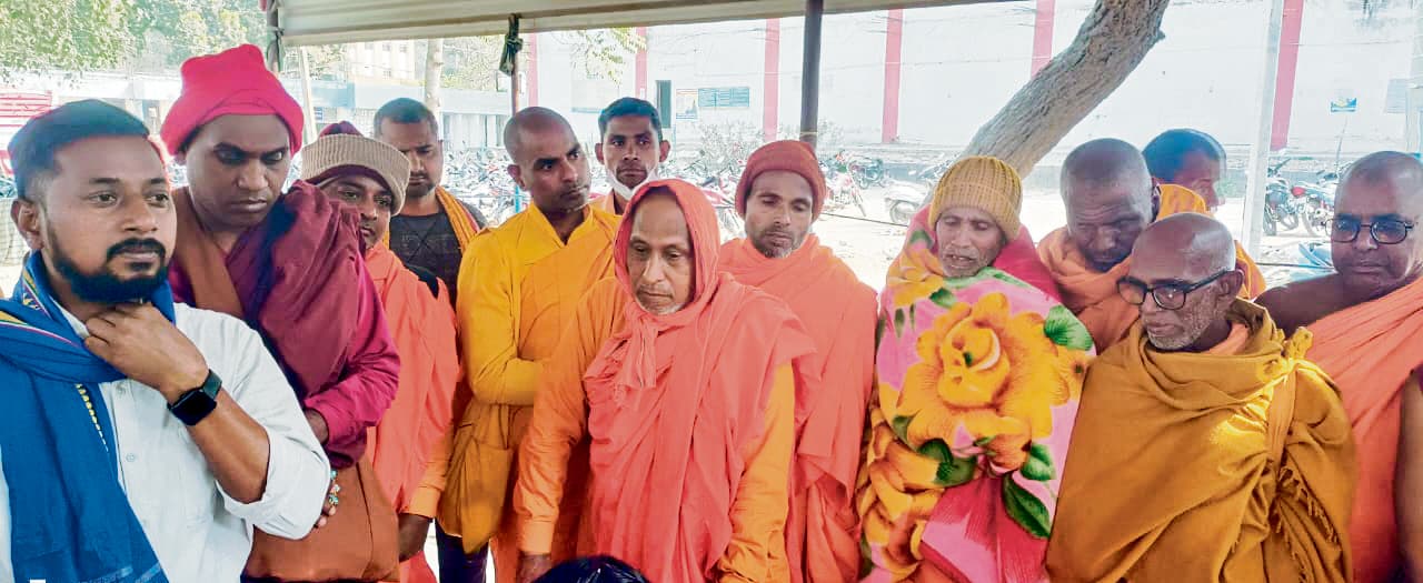 Gaya News : धरने पर बैठे बौद्ध भिक्षुओं को बीटीएमसी गोलंबर से हटाया