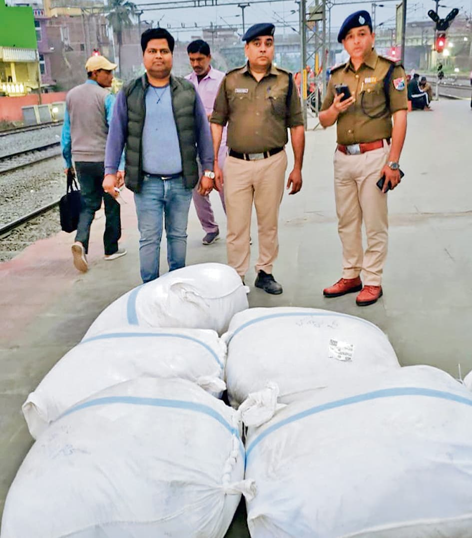 हाजीपुर में आरपीएफ व कस्टम विभाग ने ट्रेन से 4.10 क्विंटल विदेशी पोस्ता दाना किया जब्त
