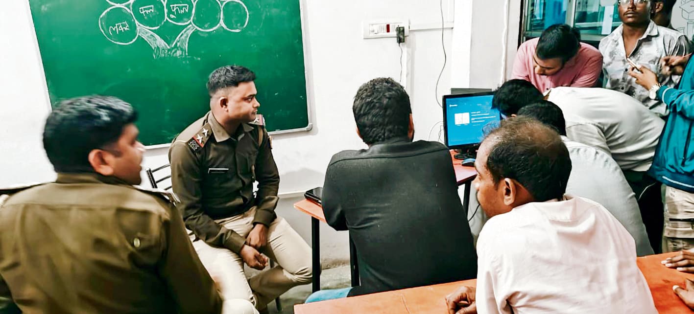 Gopalganj News  : थावे में बाइक सवार बदमाशों ने कनपट्टी पर हथियार भिड़ा चिमनी मालिक के बेटे को लूटा