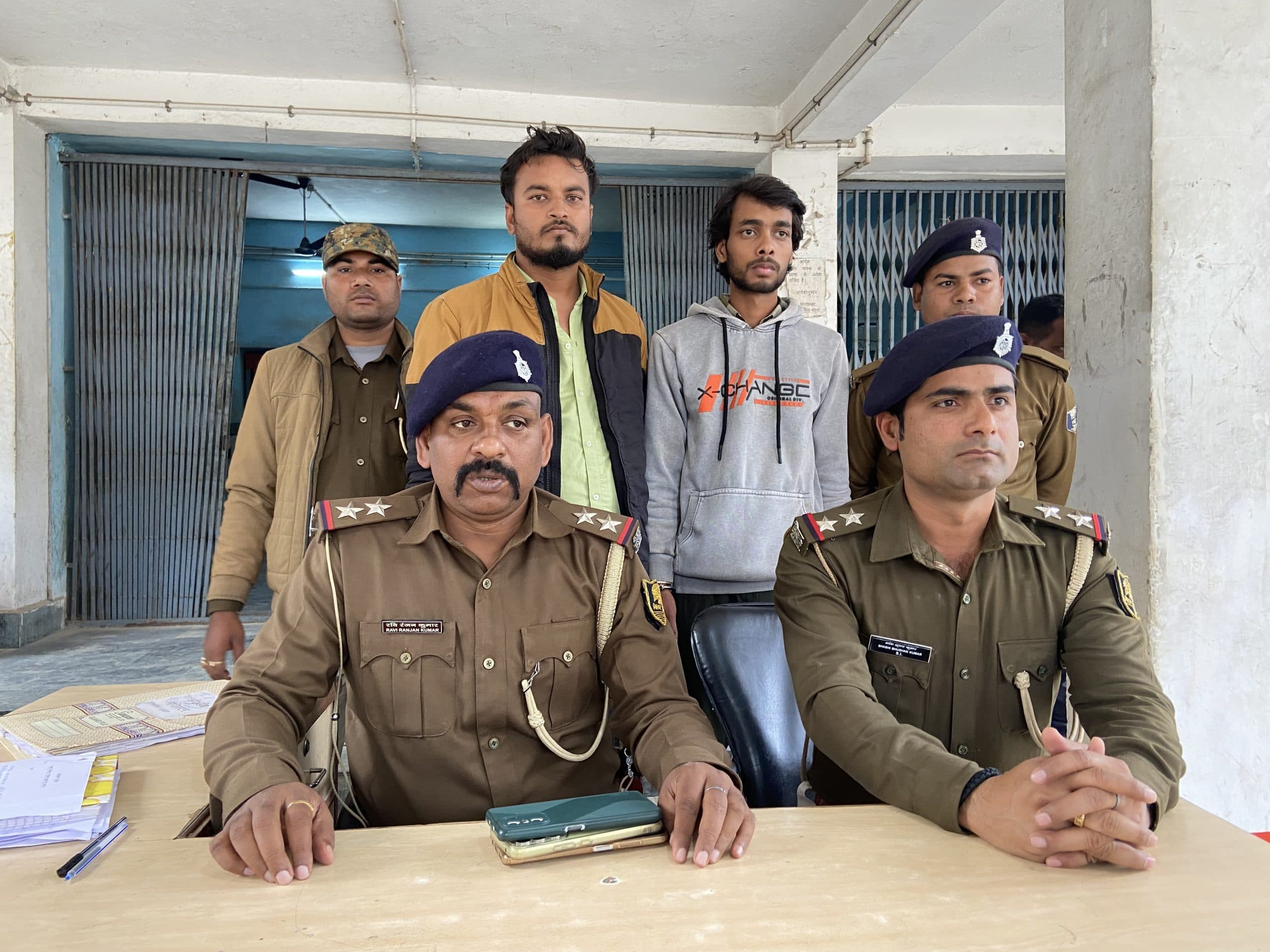 हथियार व चरस के साथ दो अपराधी गिरफ्तार