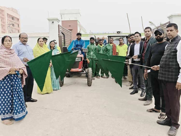 Madhubani News : मुख्य पार्षद ने सफाई के लिए कचरा वाहन को किया रवाना