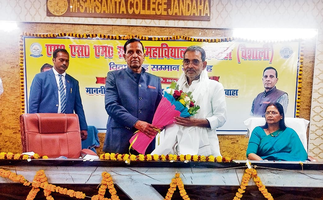 समता कॉलेज से सेवानिवृत्त होने पर प्रो उपेंद्र कुशवाहा को दी गयी विदाई