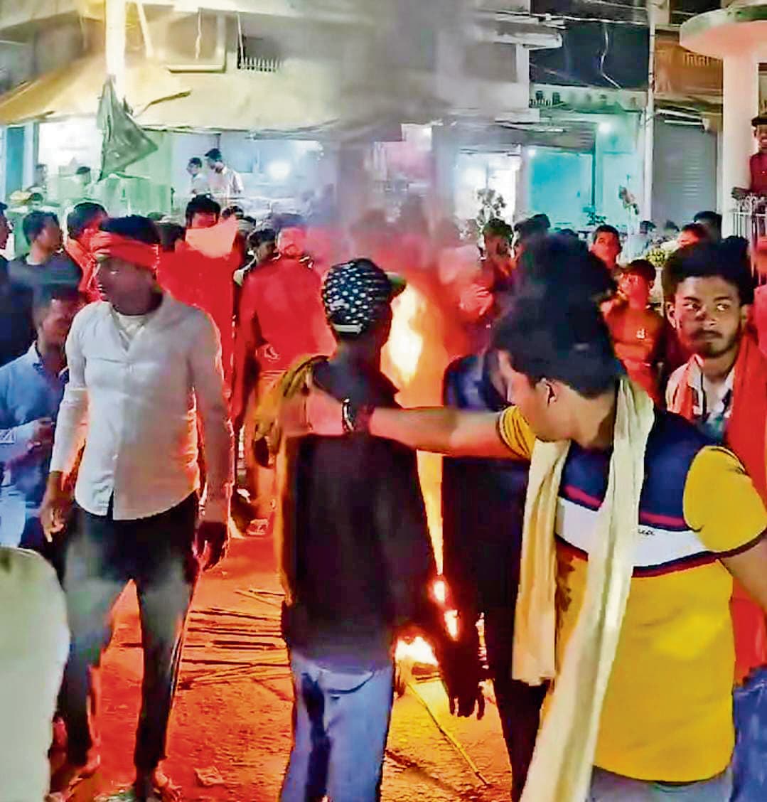 शिव बरात शोभायात्रा में लाठी चार्ज के विरोध में आक्रोशित लोगों ने महनार में निकाला आक्रोश मार्च