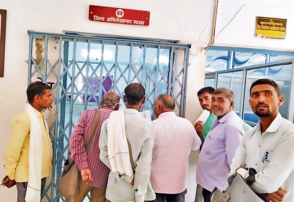 Jehanabad : भूमि सर्वे के लिए खतियान की कॉपी लेने में लोगों को हो रही परेशानी