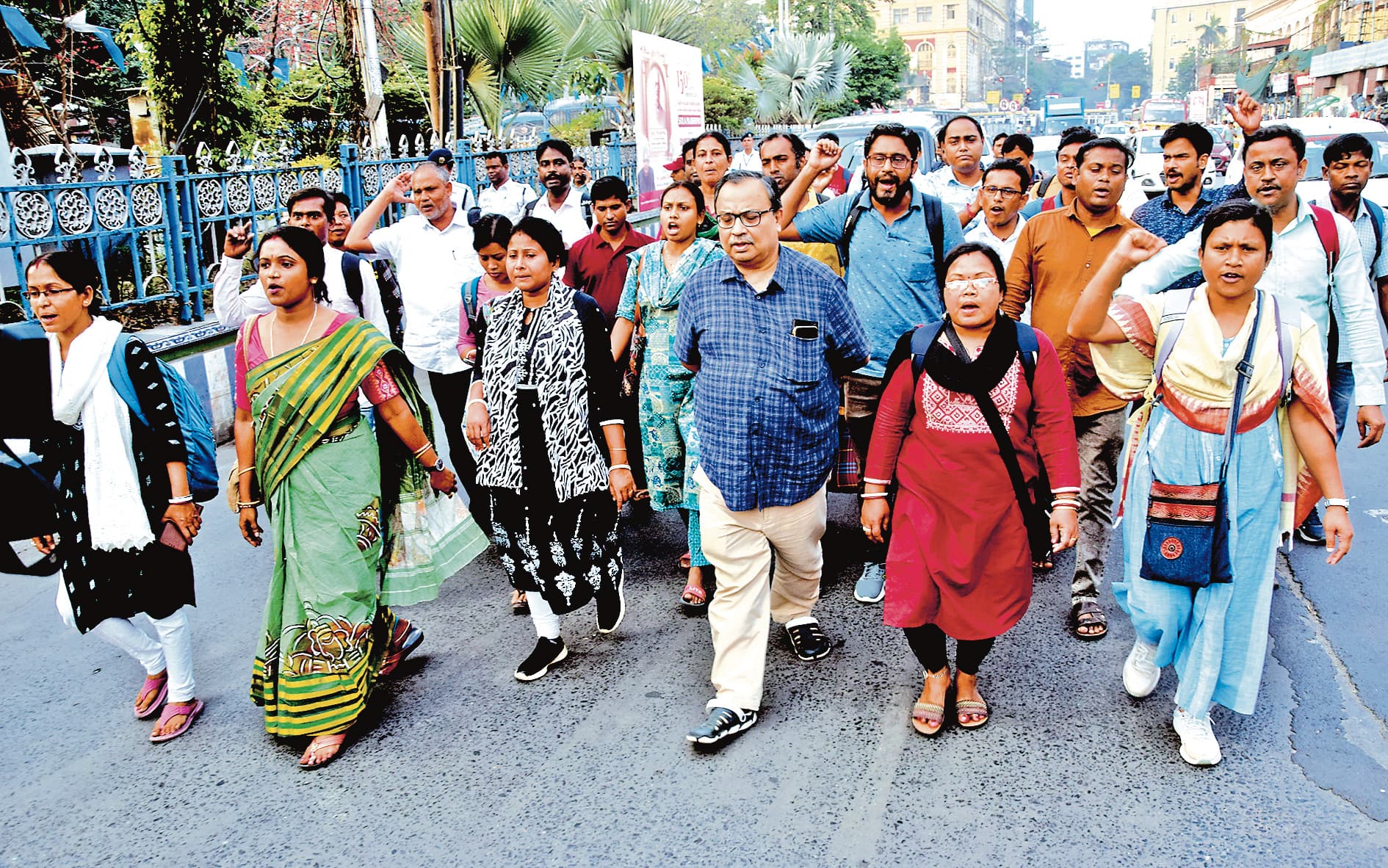 एसएलएसटी अभ्यर्थियों की मांगों के समर्थन में धरने पर बैठे कुणाल घोष, निकाली रैली