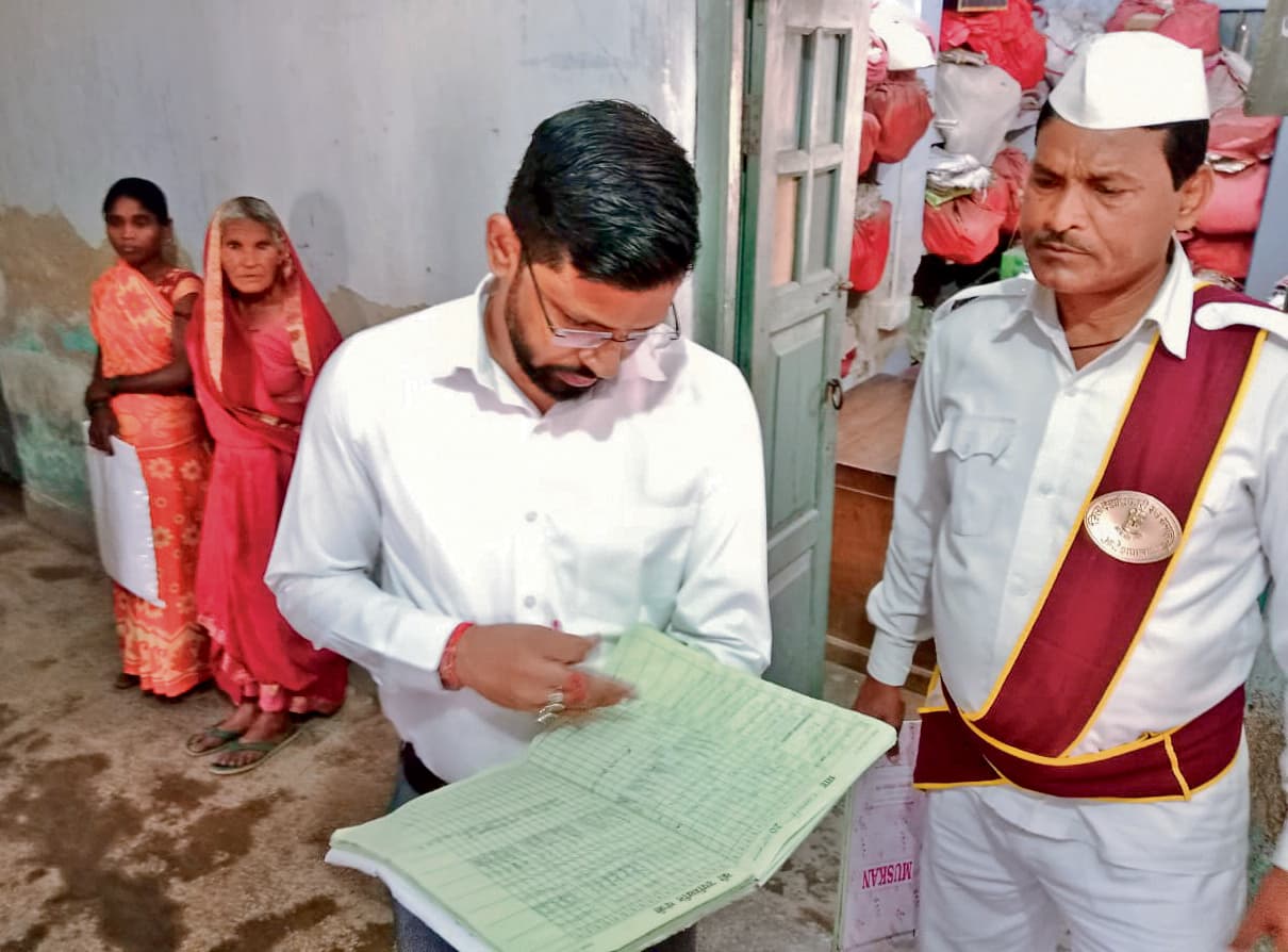 Jehanabad : डीएम के निरीक्षण में अधिकारी व कर्मी पाये गये अनुपस्थित, वेतन पर रोक