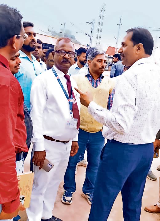 Gaya News : निर्धारित समय पर विश्वस्तरीय स्टेशन भवन होगा तैयार