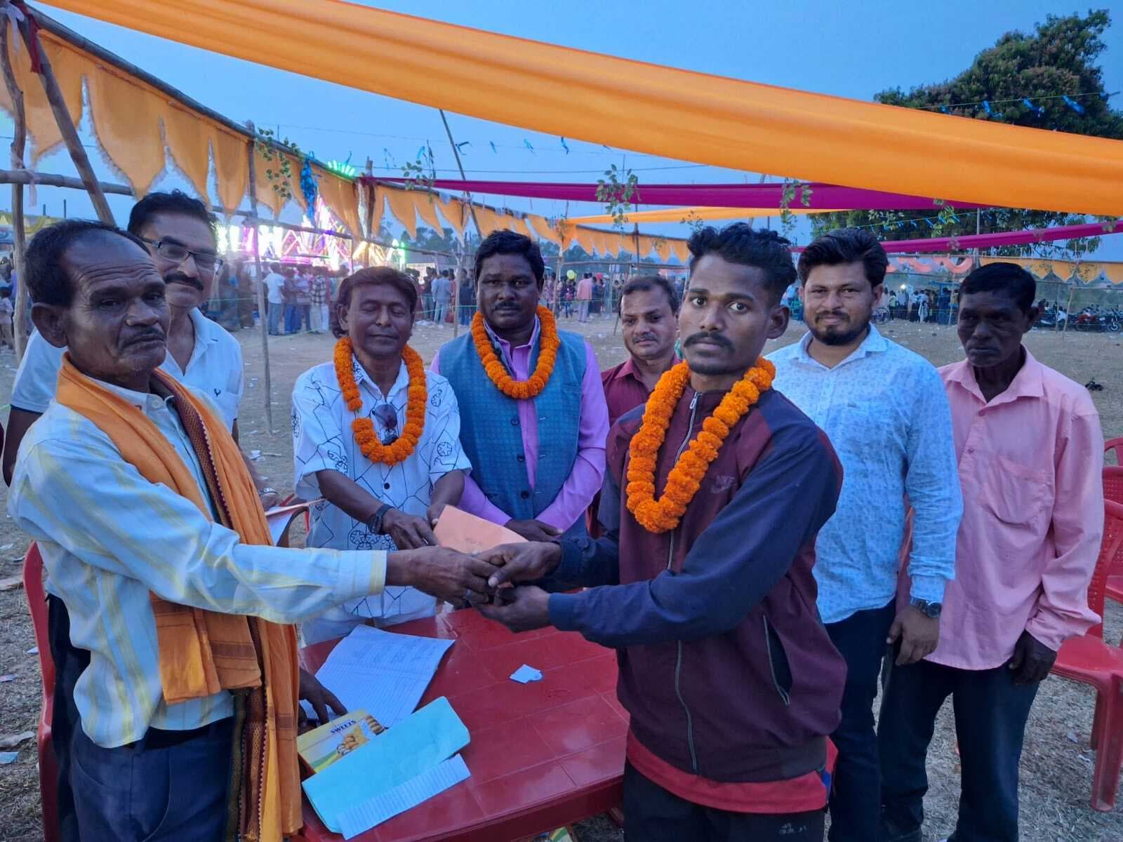 West Singhbhum News : साइकिल रेस में चमक व बुजुर्गों की दौड़ में एसके बोदरा अव्वल