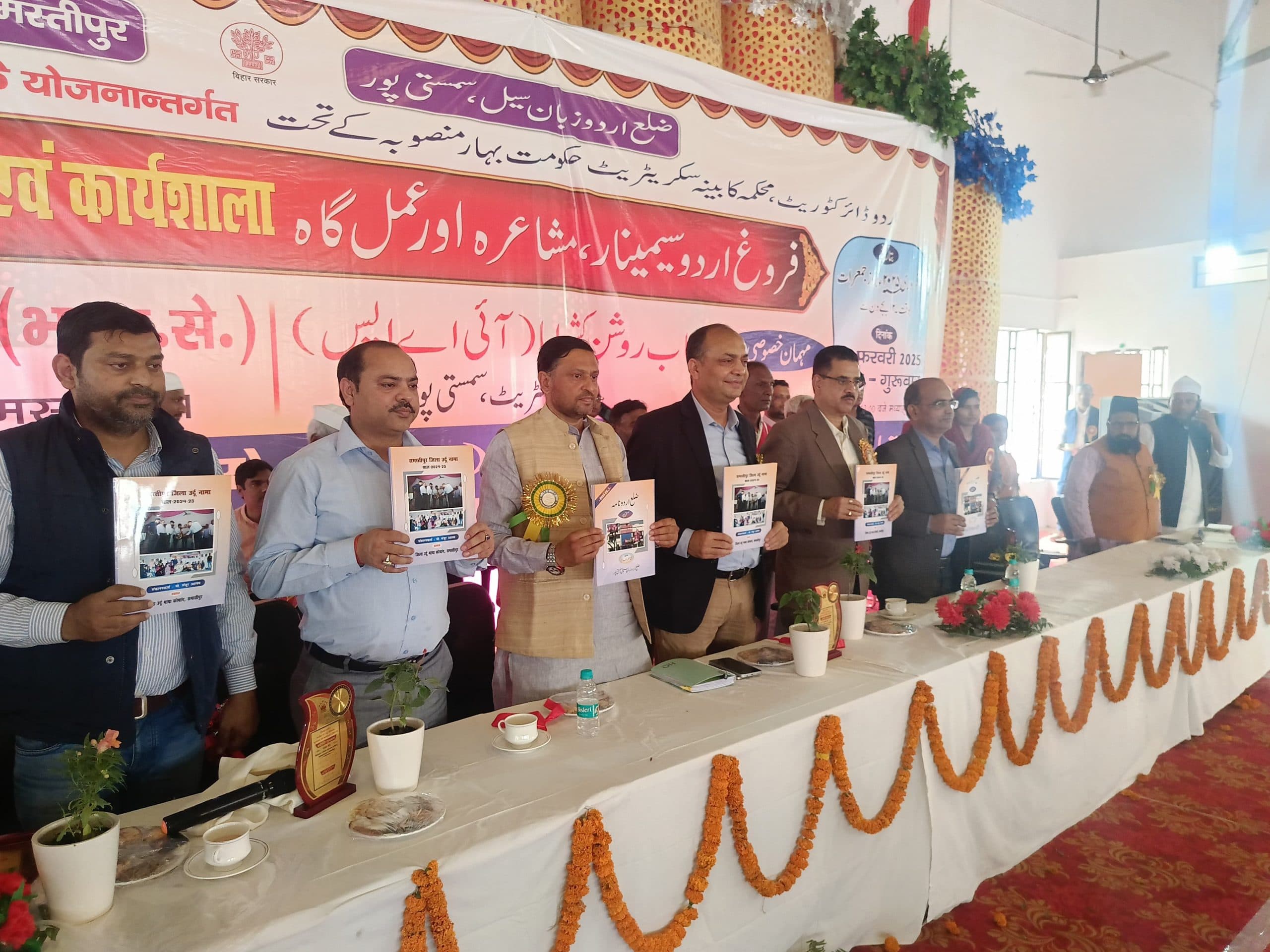 साहित्य समाज को जोड़ने का बड़ा साधन है : रजनीश