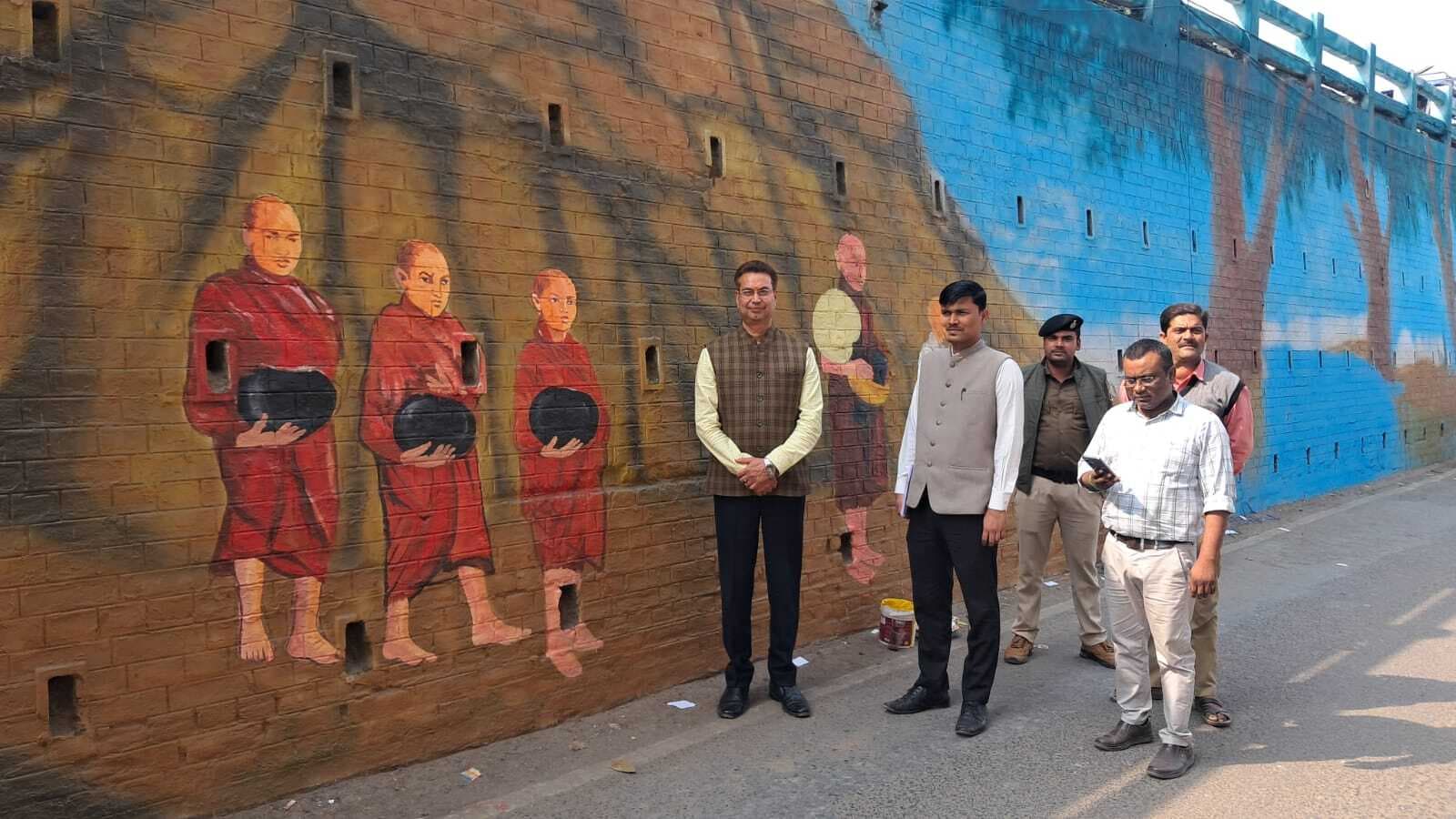 दीवारों पर सुंदर चित्रकारी, स्वच्छता का उद्घोष