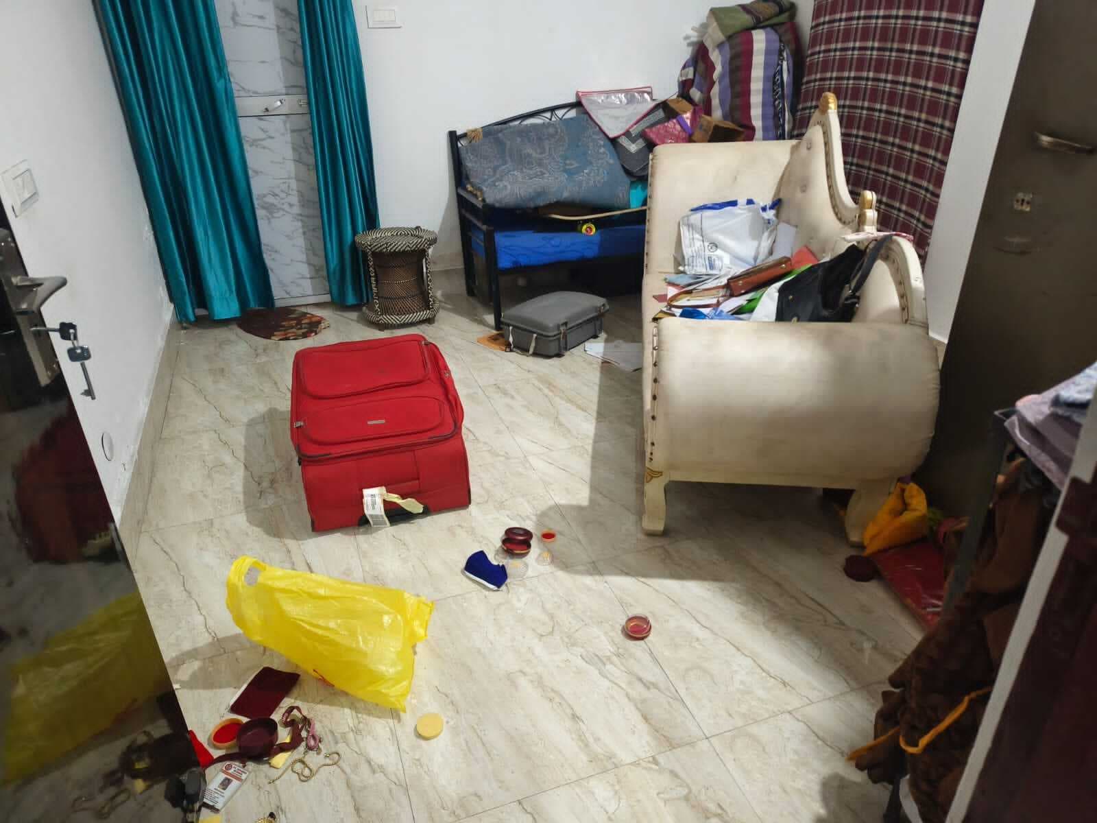 West Singhbhum News : सीनी : बंद घर में चोरी, कीमती सामान ले गये चोर