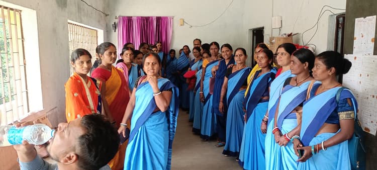 Bokaro News : प्रोत्साहन राशि की मांग को लेकर जल सहियाओं का प्रदर्शन