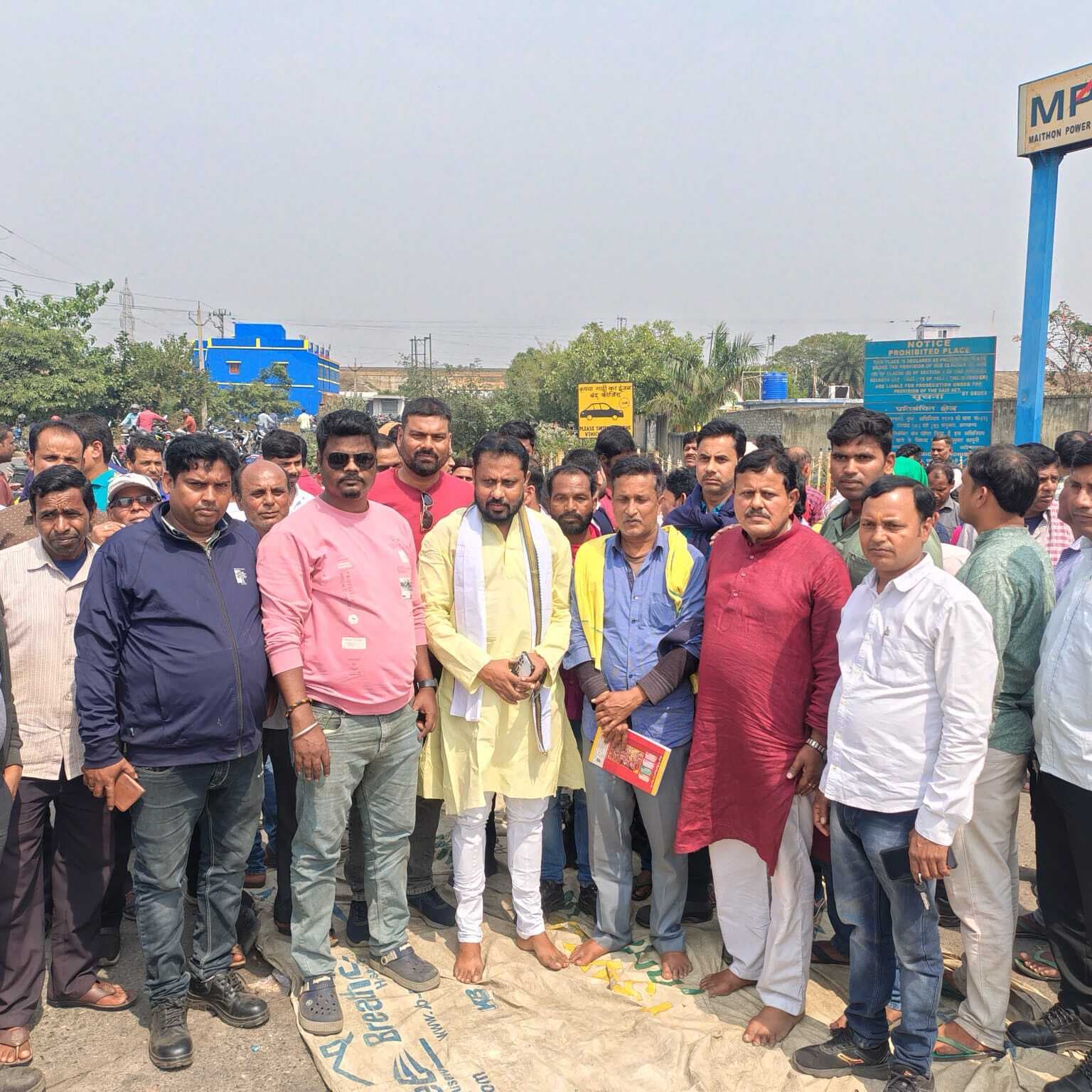 Dhanbad News: विस्थापित कर्मियों ने किया सात घंटे एमपीएल का गेट जाम